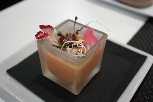 Kulto al plato salmorejo with flowers