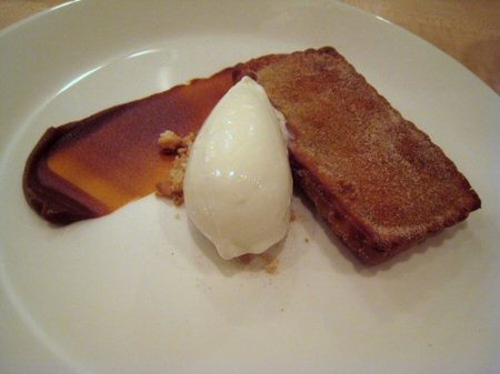 Momofuku_ko_fried_apple_pie_with_so