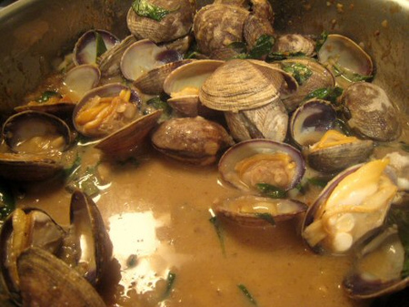Clams_with_basil_and_chile