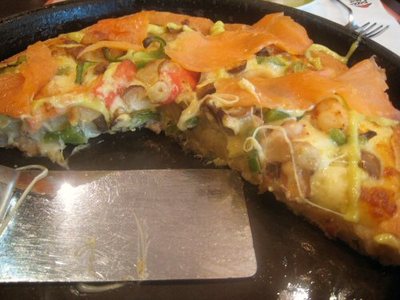 Pizza_hut_smoked_salmon_pizza