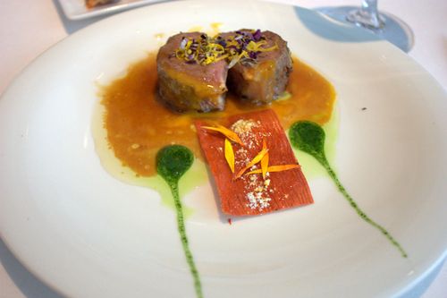 Arzak cordero con romero y curcuma con salsa