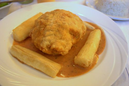 El anzuelo fino corvina rellena con mariscos