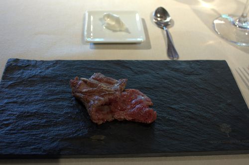 Mugaritz láminas de entrécula, emulsión de carne asada y cristales de sal