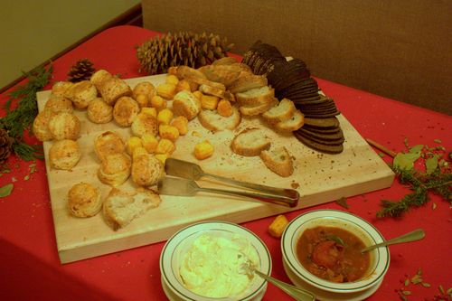 Red rooster bread table