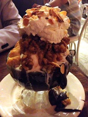 Serendipity 3 pecan pie sundae